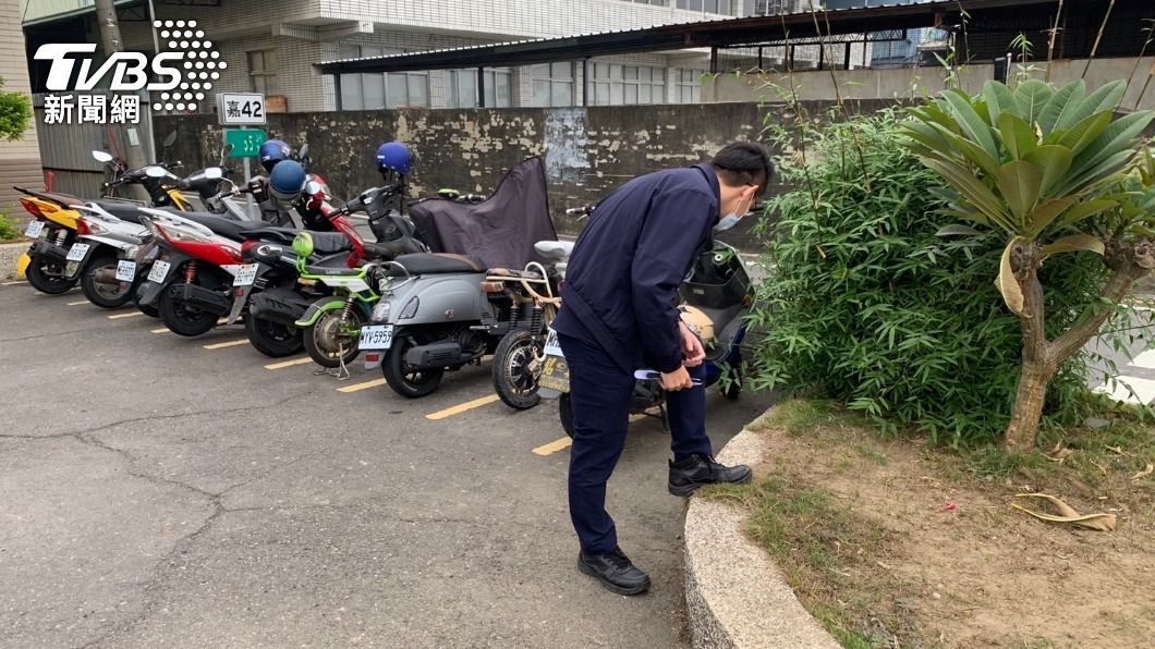 警方到場蒐證。(圖/TVBS)
