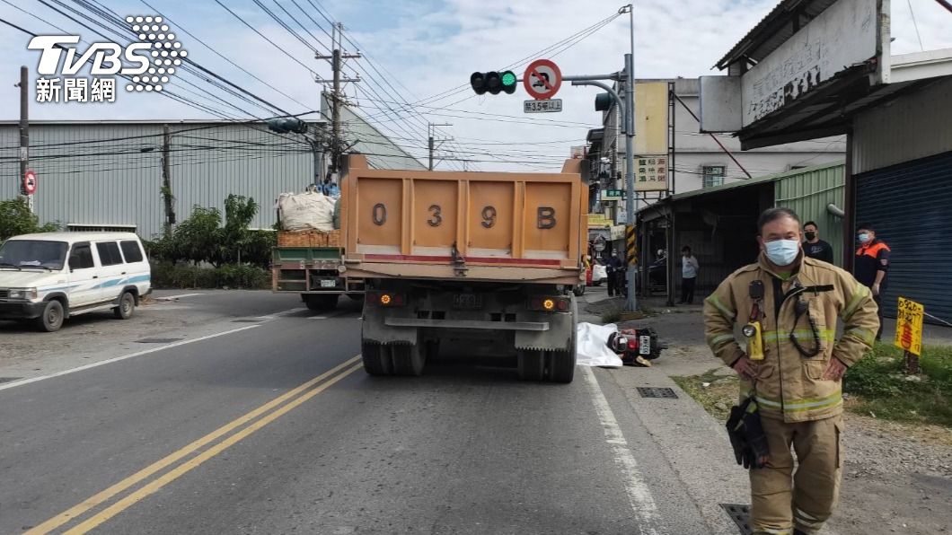雙載上診所 疑碾到碎石不穩側摔 2婦遭砂石車輾斃