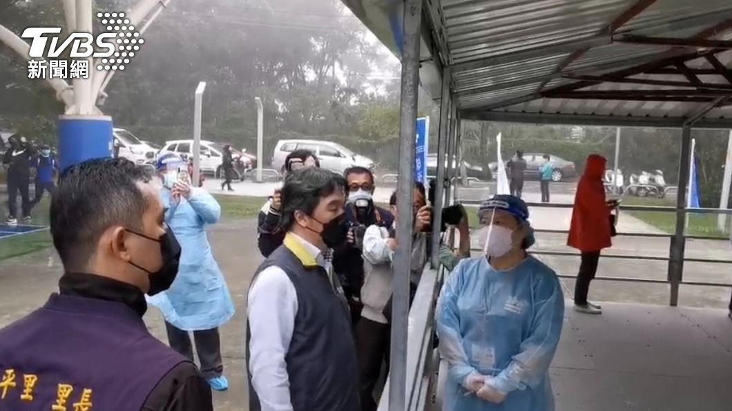 忠貞市場周遭設置採檢站　鄭文燦與王必勝接連視察
