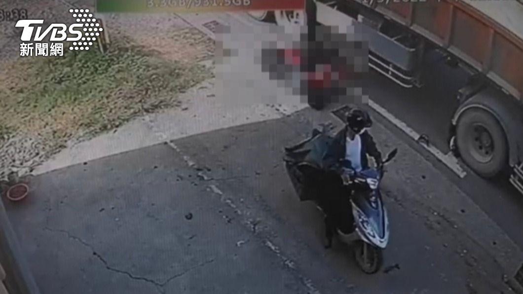 路過的騎士見狀嚇壞。(圖/TVBS)