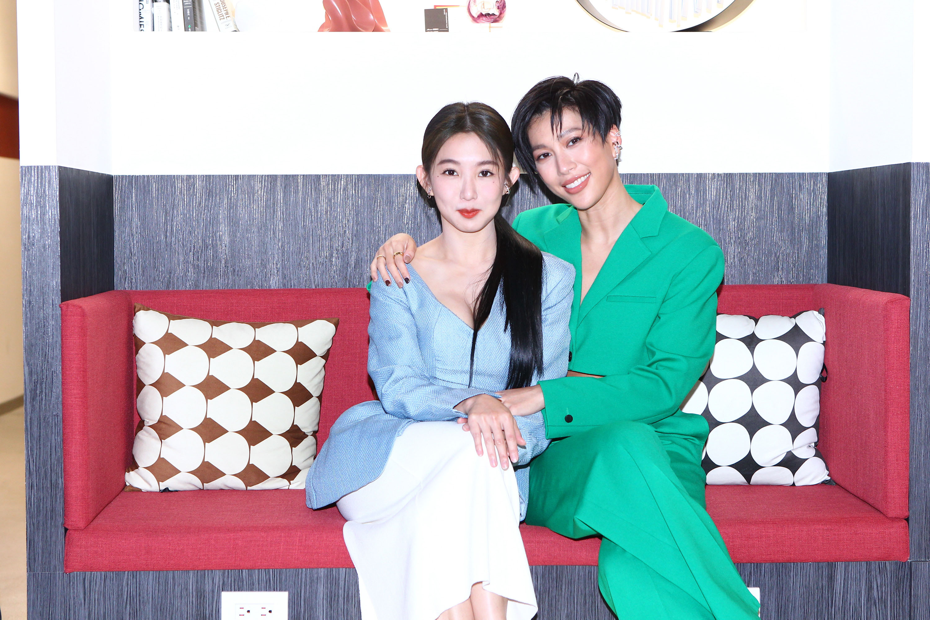 郭書瑤、莫莉在電影《再說一次我願意》飾演「最甜閨密」。(圖/皮諾丘電影提供)