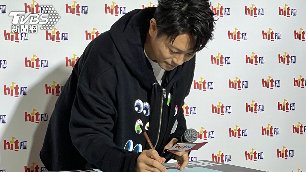 韋禮安揮毫寫下2022年關鍵句。（圖／TVBS）