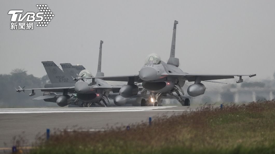 空軍秀肌肉！　F-16V戰機嘉義基地群集大象漫步