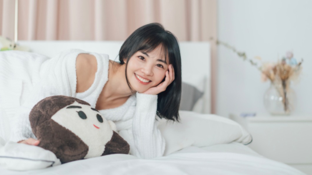 安娜‧李為單曲MV親手製作「安娜娜抱枕」既溫暖又療癒。(圖/A-One音樂、馬可多娛樂提供)