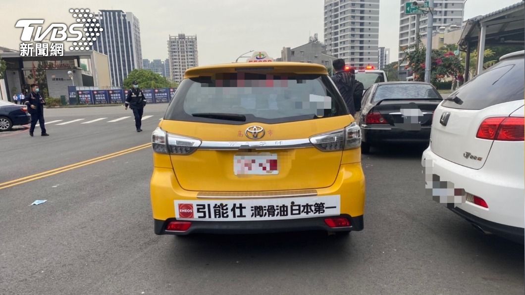 喇叭爆誤會!騎士怒嗆「哩駛X小計程車」 運將踹車反擊