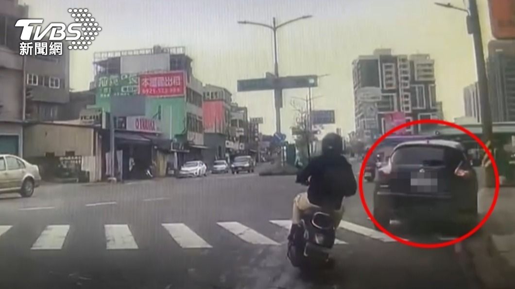 運將本來鳴笛示警違停車，引騎士不滿。（圖／TVBS）