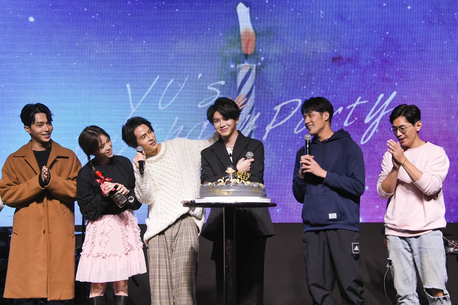 眾星好友為楊宇騰慶生( 左起）石承鎬、辛樂兒、石知田、張睿家、姜瑞智。（圖／泓康天下娛樂文創提供）