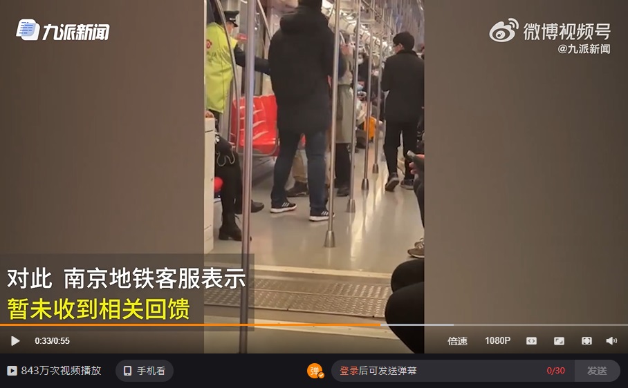 列車到站後,站務人員上車協助。(圖/翻攝自九派新聞微博)