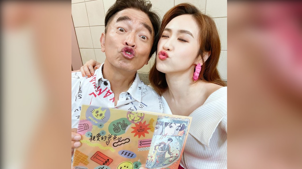 吳宗憲日前曬出愛女吳姍儒的喜帖。(圖/翻攝自吳宗憲臉書)