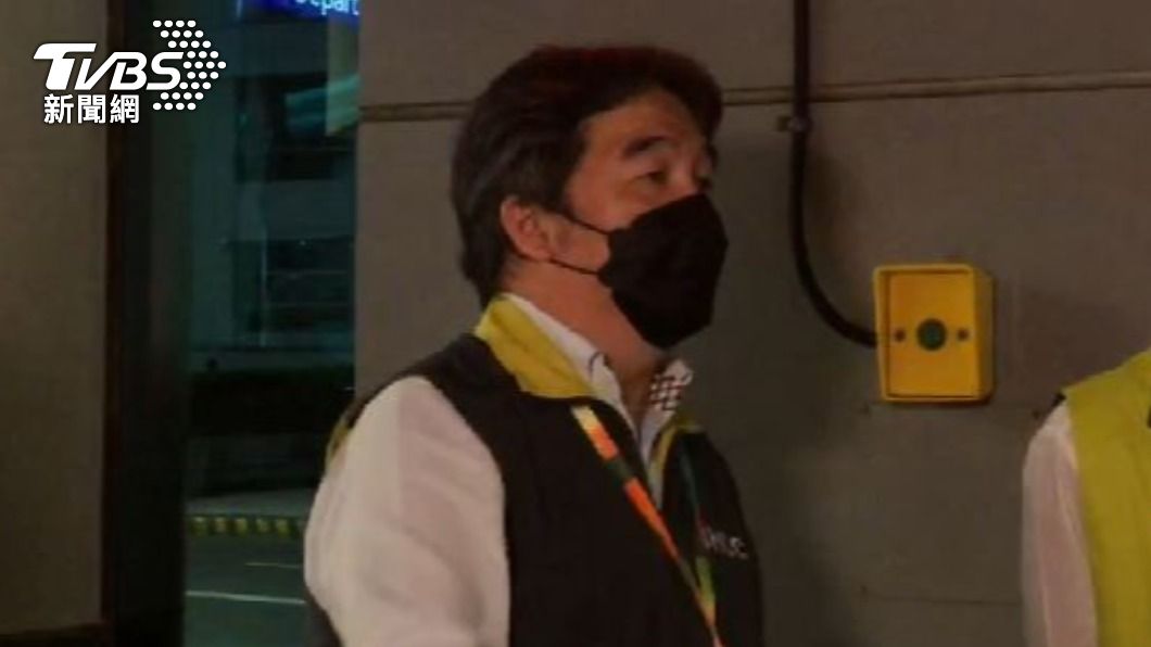 王必勝前往桃機前進指揮所。(圖/TVBS)