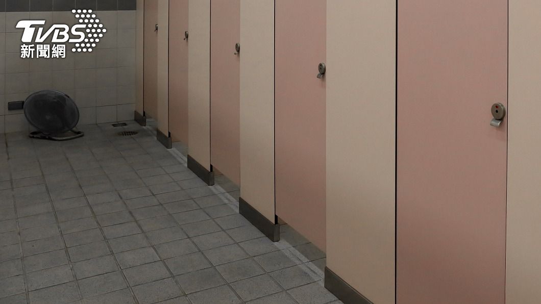 女子在公廁遭人尾隨施暴。(示意圖/shutterstock達志影像)