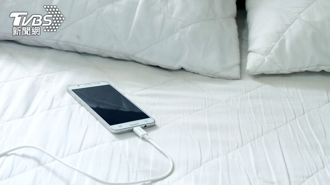 消防隊分享在床上充電發生的慘劇。(示意圖/shutterstock達志影像)
