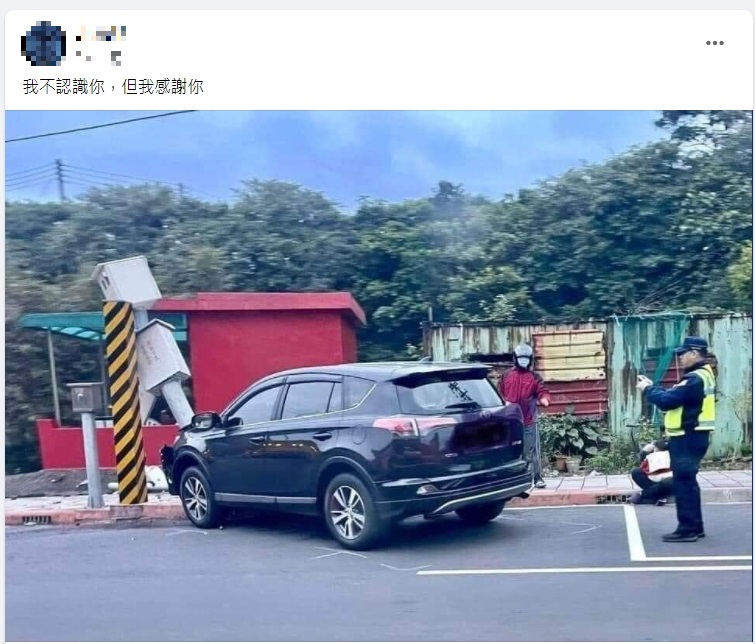 休旅車撞壞測速照相機引發熱議。(圖/翻攝自爆廢公社二館)