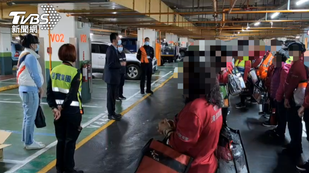 桃機大夜清潔員深夜集合,送往集中檢疫所安置。(圖/TVBS)
