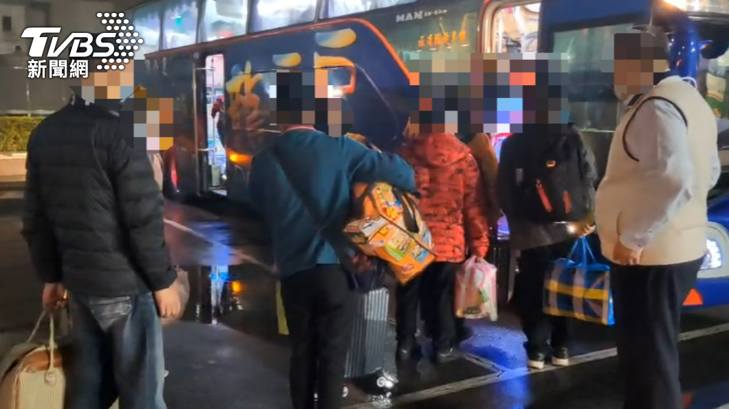 桃機大夜清潔員深夜集合,送往集中檢疫所安置。(圖/TVBS)