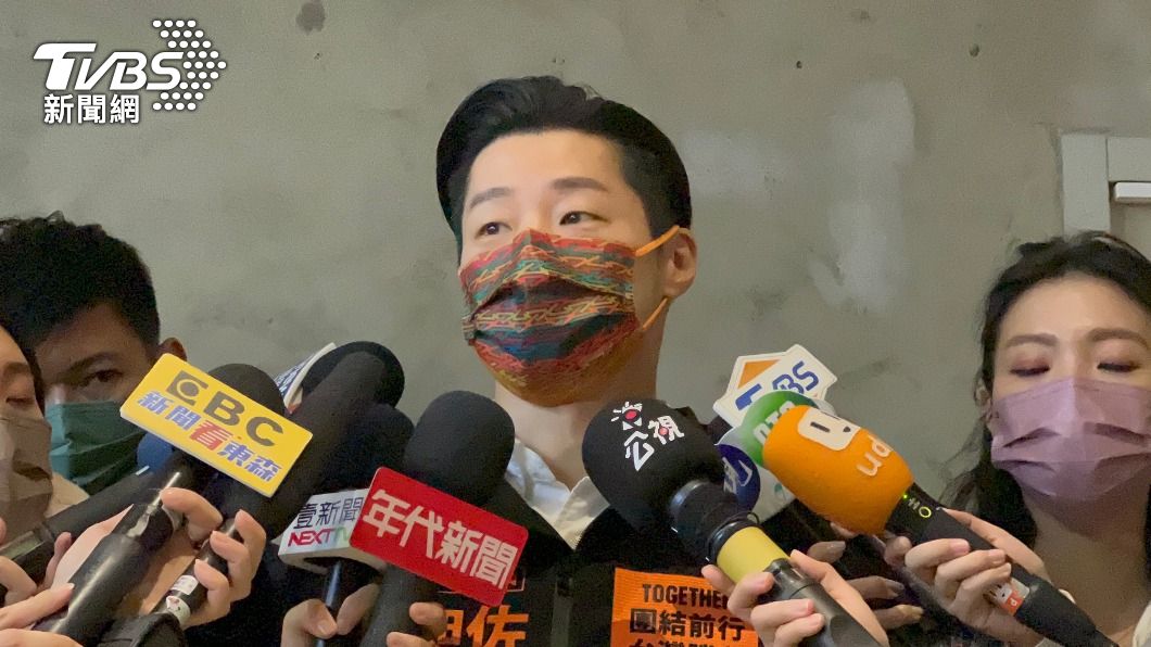 立委林昶佐今（6）日召開記者會，公布與林靜儀的電視CF。（圖／TVBS）