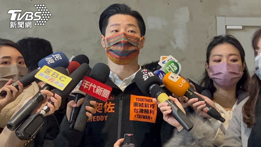 立委林昶佐今(6)日召開記者會,公布與林靜儀的電視CF。(圖/TVBS)