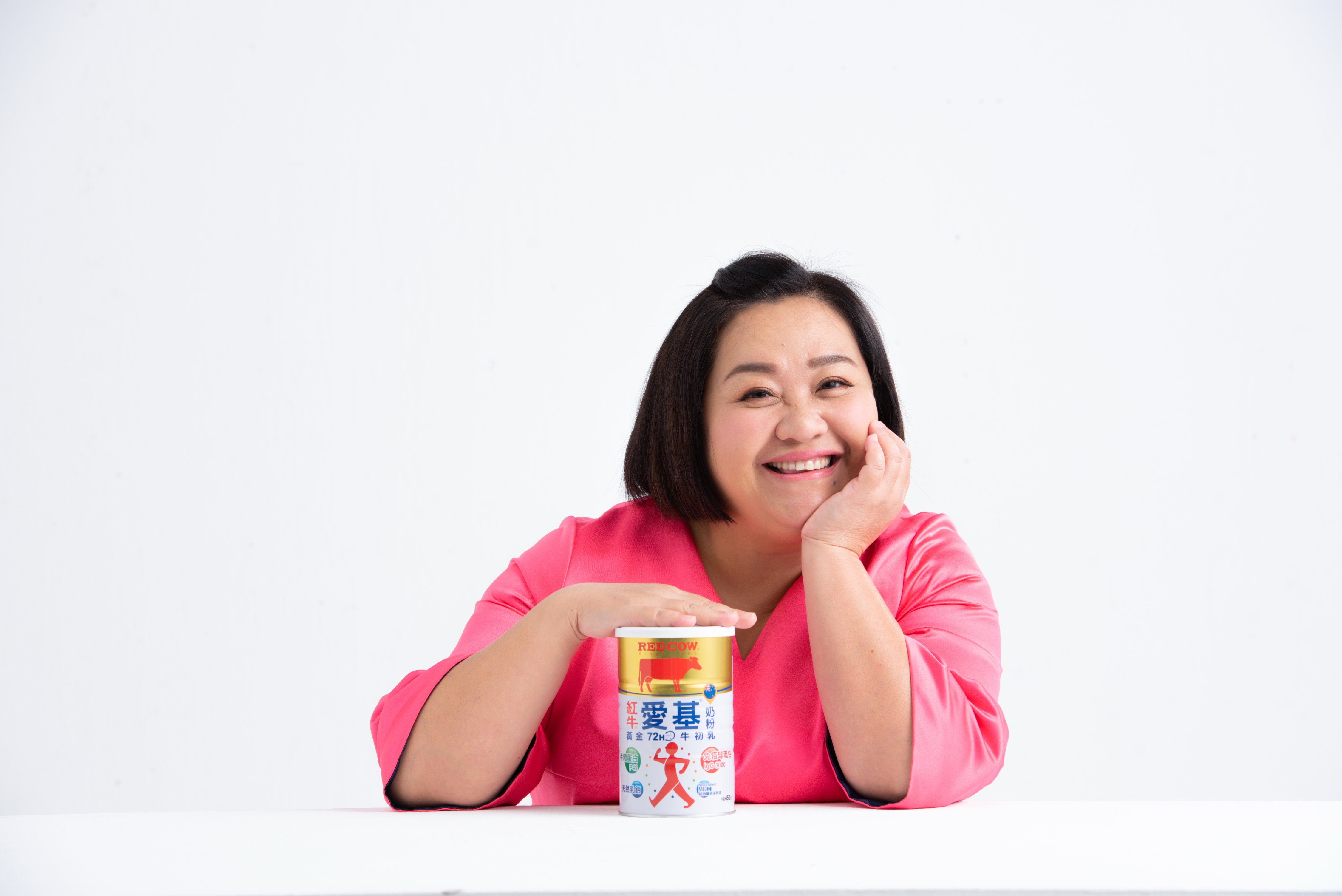 鍾欣凌因父親接下代言。(圖/紅牛奶粉提供)