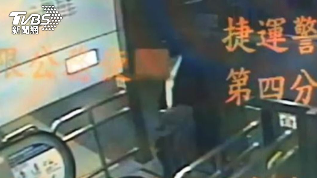 西裝男在中山捷運站內找尋目標。(圖/TVBS)