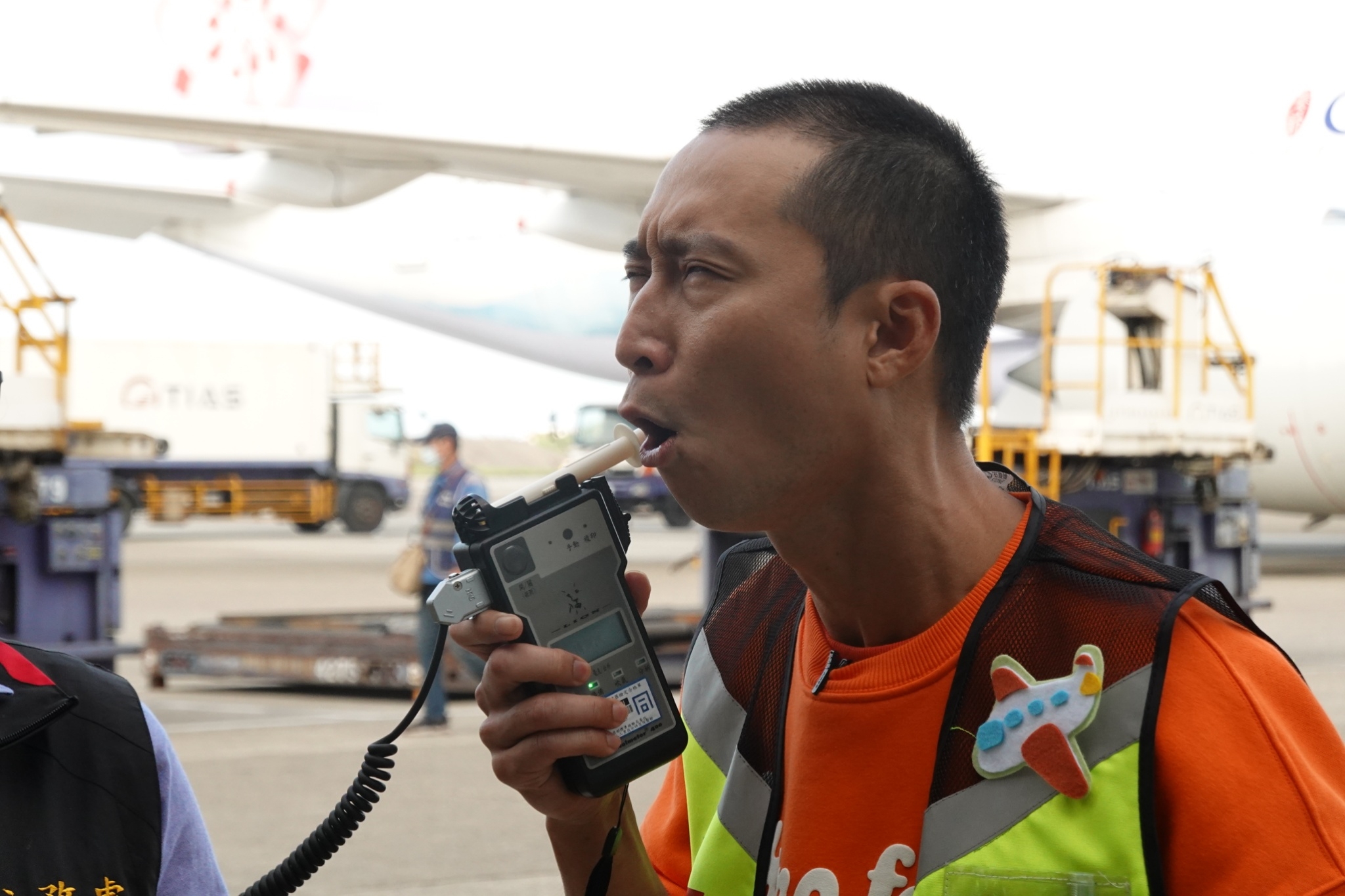 地勤人員上班前酒測。（圖／民視提供）