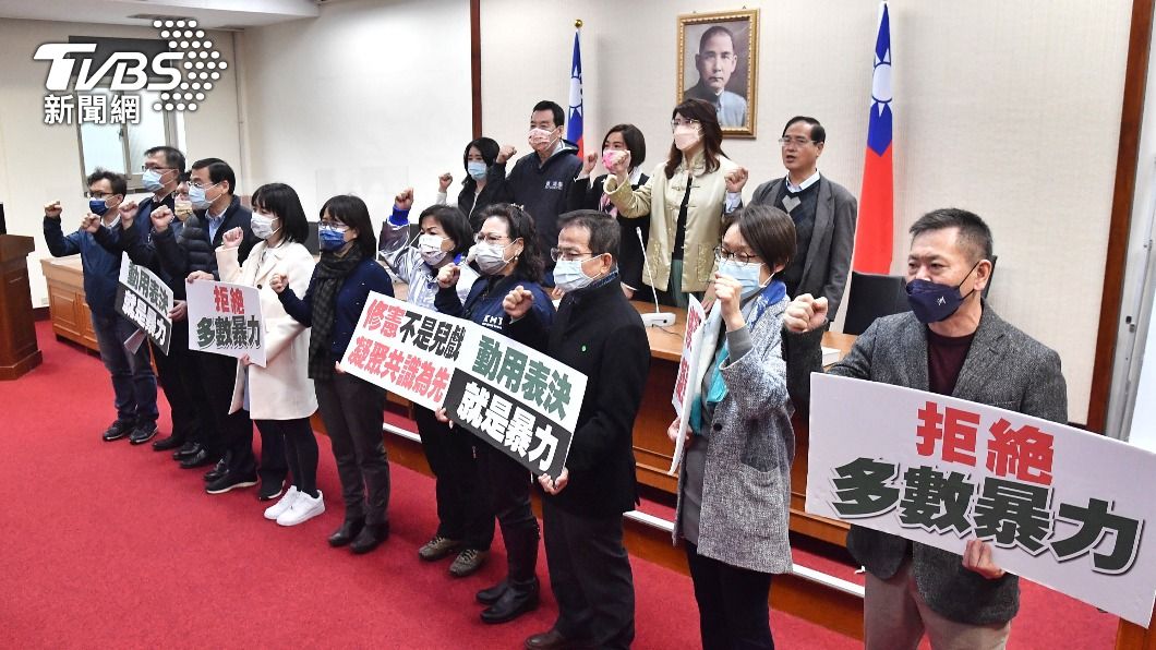 藍委集體退席抗議，並舉行記者會表達不滿。（圖／中央社）