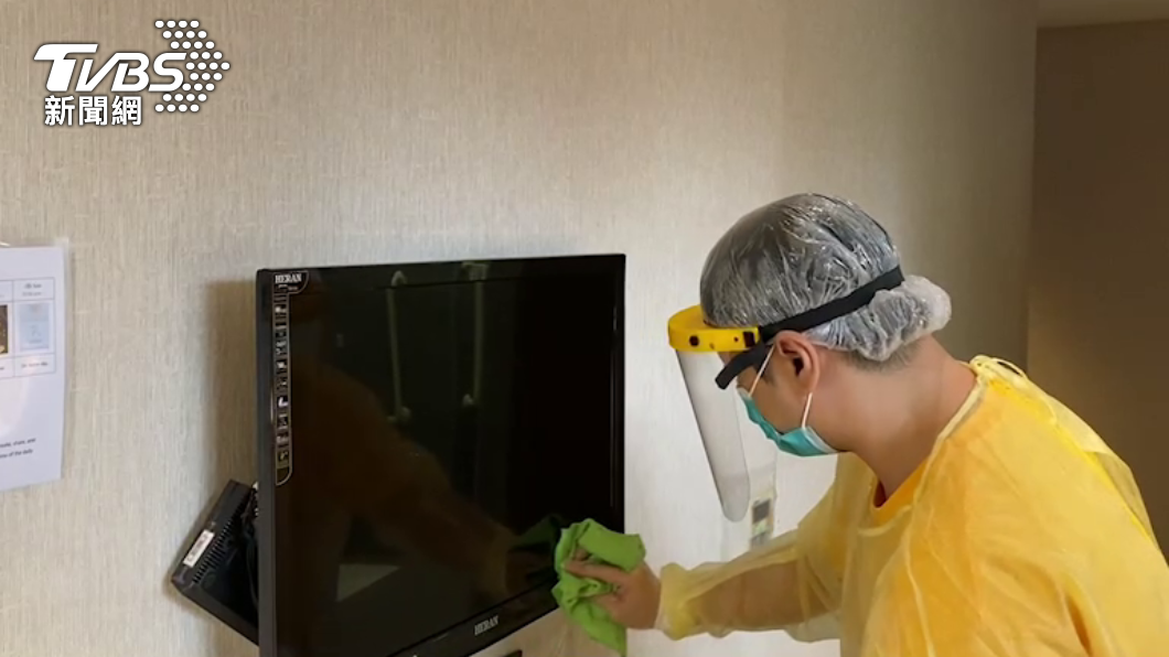 房內電視等設備也得消毒。(圖/TVBS)