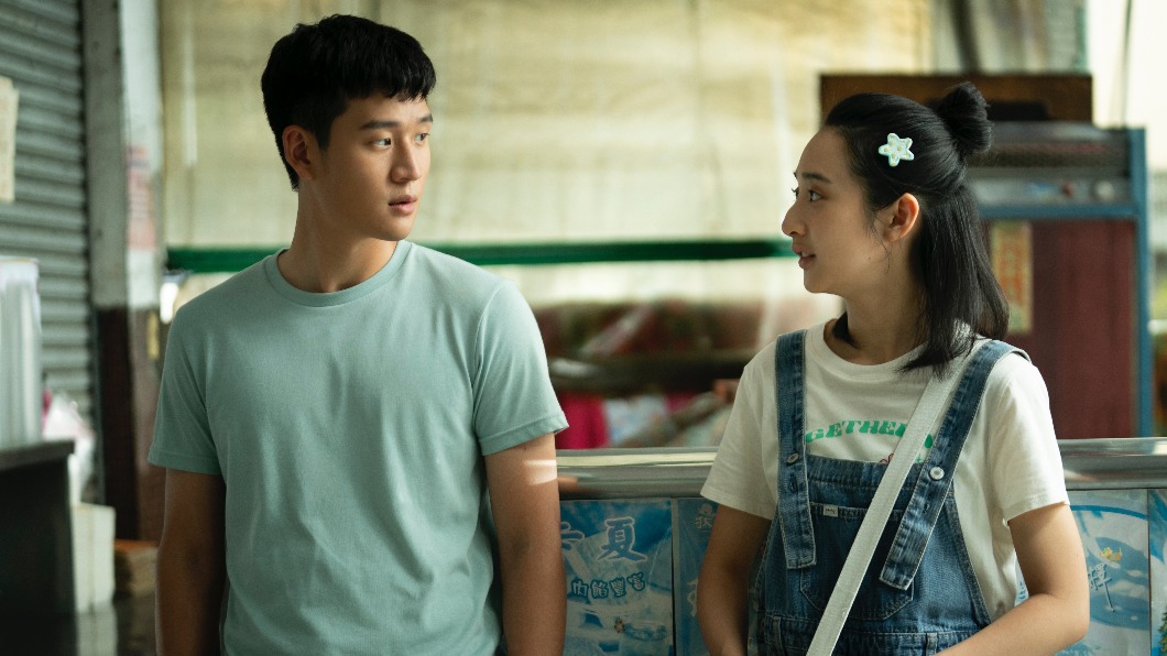 周興哲與李沐在新片《我吃了那男孩一整年的早餐》談戀愛。（圖／華映提供）