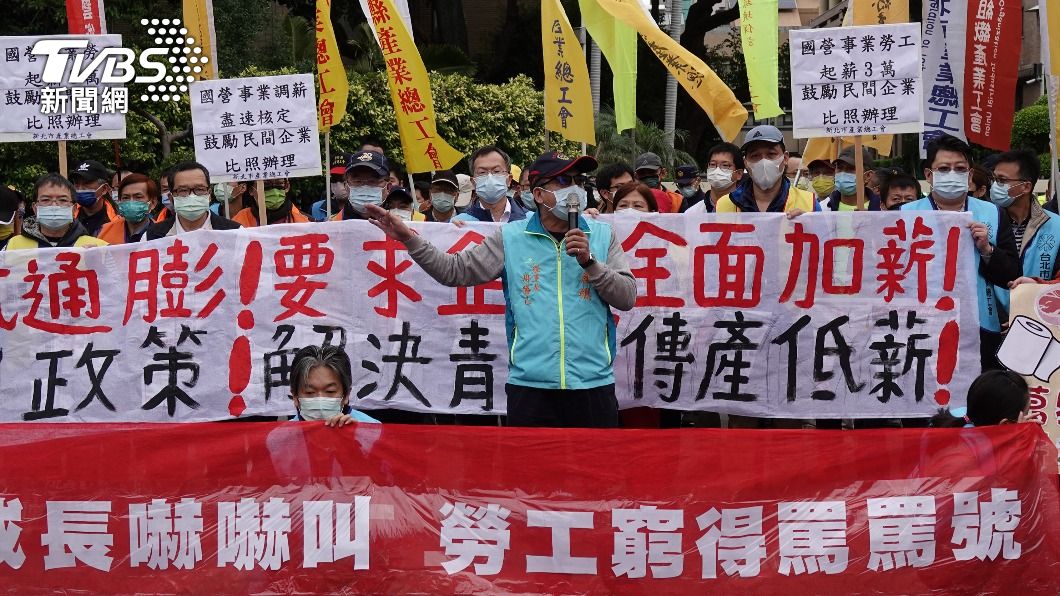 多個縣市產業總工會赴政院陳情。(圖/中央社)