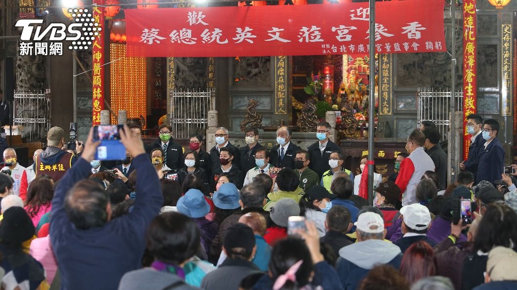 民進黨主席蔡英文今(6)日前往萬華為林昶佐站台助講,現場湧入不少民眾,也拿起手機捕捉畫面。(圖/TVBS)
