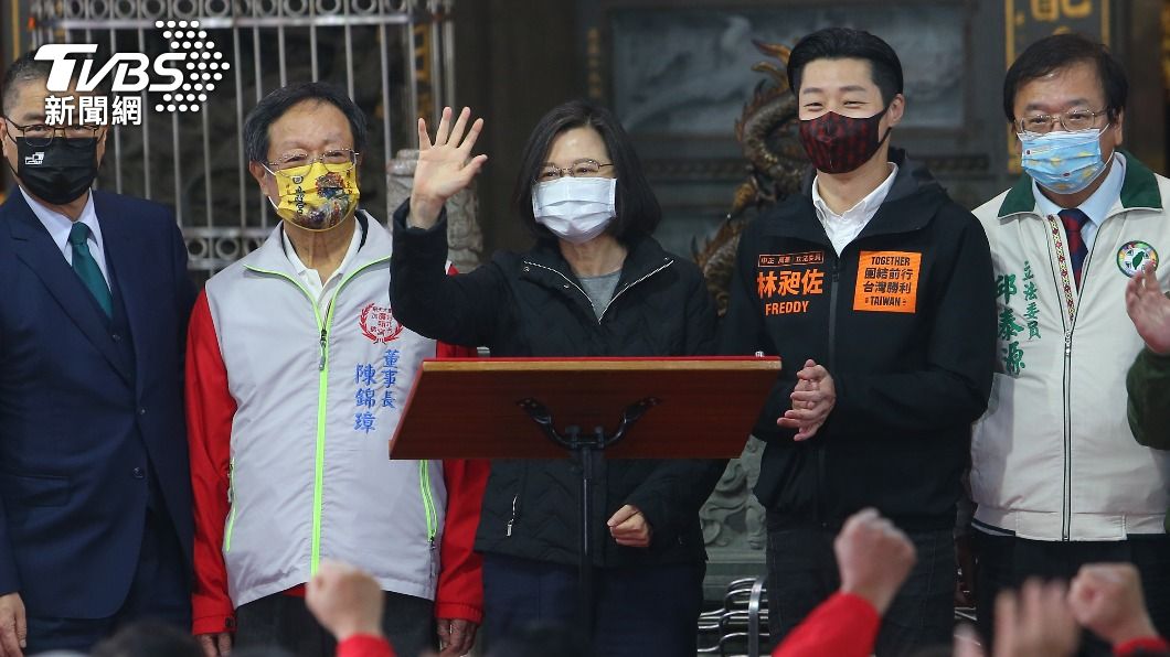 民進黨主席蔡英文今(6)日前往萬華為林昶佐站台助講,現場湧入不少民眾,蔡英文也揮手致意。(圖/TVBS)