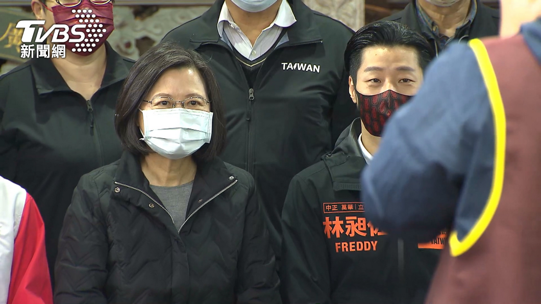 桃機爆發本土確診,再度讓台灣疫情緊繃,但緊接著明日馬上就有兩場選舉,民進黨輔選力道還是很強,總統蔡英文預估兩場「選前之夜」的輔選活動都將照常。(圖/TVBS)