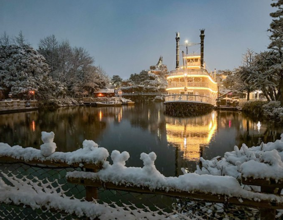 日本網友前往東京迪士尼樂園,拍下難得的雪景。(圖/翻攝自@MezzoMikiD)