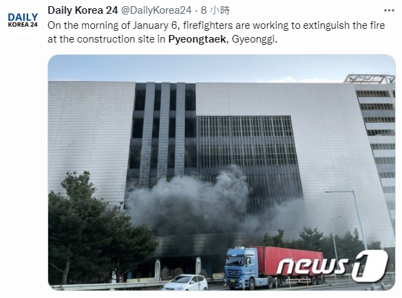 現場照片顯示，濃煙不斷一樓的工地竄出。（圖／翻攝自 Daily Korea 24 推特 @DailyKorea24）