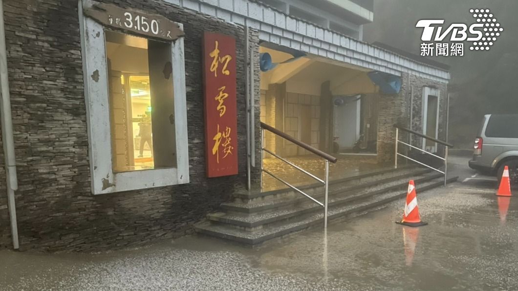 合歡山松雪樓傍晚暫降冰霰 地面彷彿覆蓋白毯