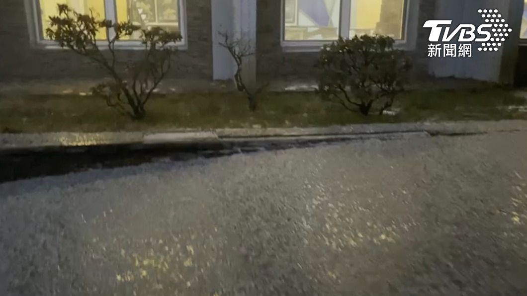 海拔高度3150公尺的合歡山松雪樓今天傍晚降雨夾冰霰。(圖/TVBS)