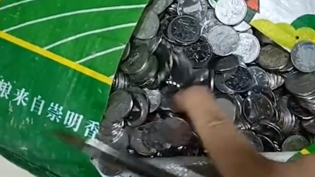 銀行行員整整花了2天時間才清點完成超級崩潰。(圖/翻攝自「西部决策網」微博)