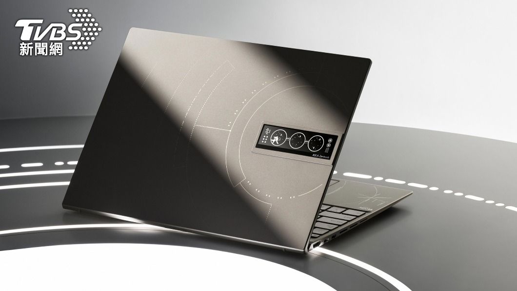 Zenbook 14X OLED Space Edition，上蓋配備3.5吋OLED副螢幕。（圖／華碩提供）