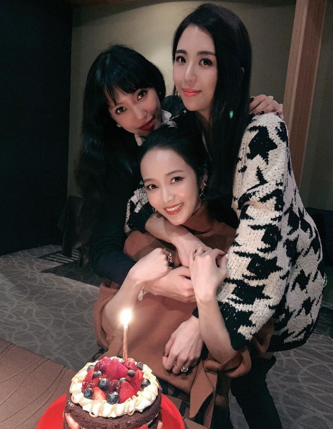 李靚蕾經常分享和侯佩岑、江佩蓉的合照。（圖／翻攝自jl.leilei IG）