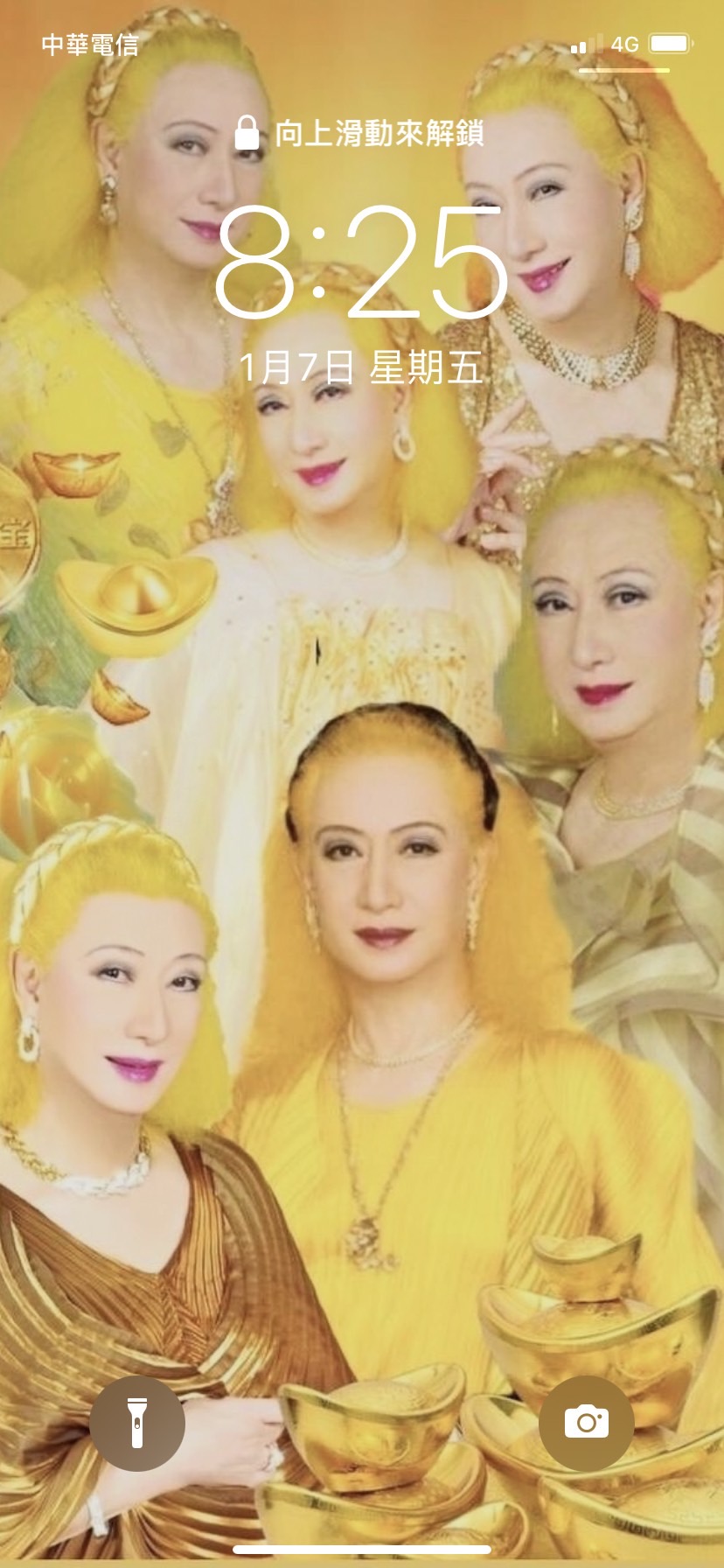 換上金色的美輪明宏可以提升財運。（圖／讀者提供）