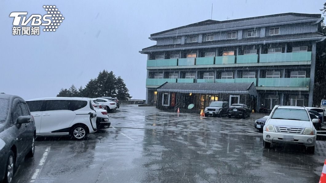 低溫搭配水氣「合歡山下雪跟霰」　追雪遊客興奮拍照