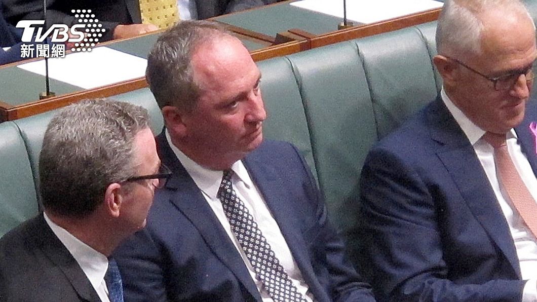 澳洲副總理喬伊斯（Barnaby Joyce）(中) 要球王說實話。（圖／達志影像美聯社）