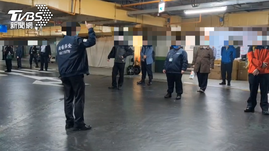 機場保全主管對大夜班員工交代,休假不要去人多地方、不要群聚。(圖/TVBS)