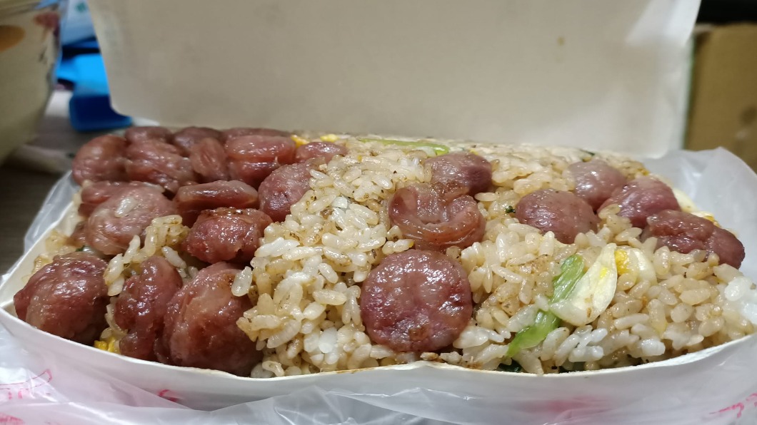 香腸炒飯料多到快滿出來只要70元。(圖/翻攝自爆廢公社二館)