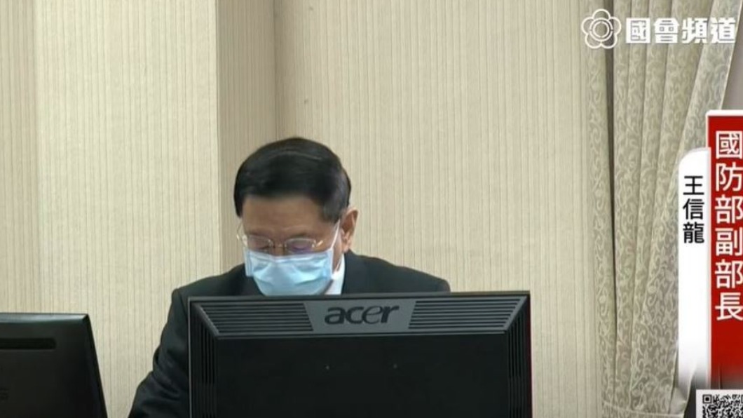 國防部副部長王信龍回應國軍官兵BMI超標問題。(圖/翻攝自國會議事轉播頻道)