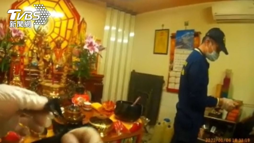 警方到私人壇內起獲作案用凶器。（圖／TVBS）