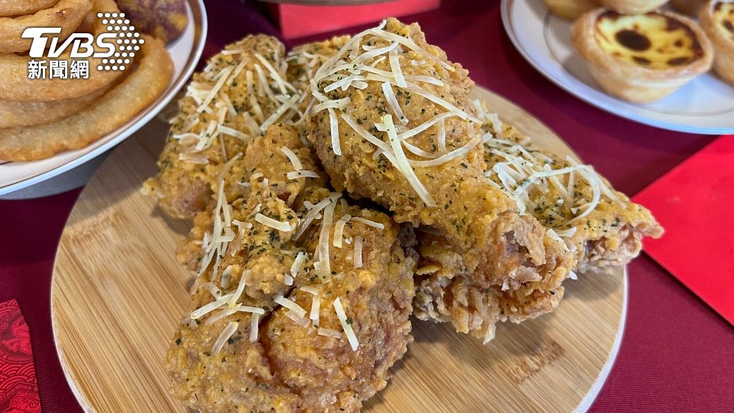 在酥脆多汁的卡拉脆雞上淋上金沙海金風味醬。（圖／TVBS）