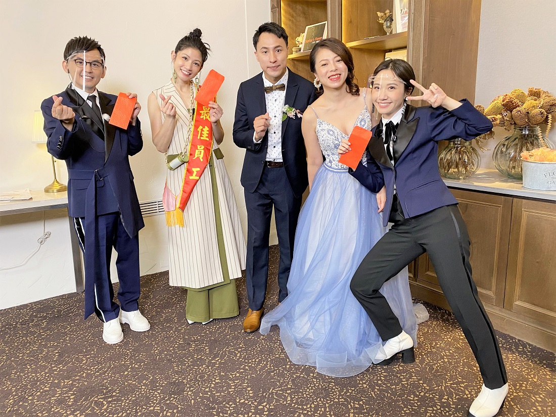 婚宴結束後,新人送上紅包致謝。(圖/東森提供)