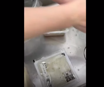 從店員爆料影片中,可看出蒟蒻絲已過期一個月。(圖/翻攝自コレコレチャンネル KoreTube)