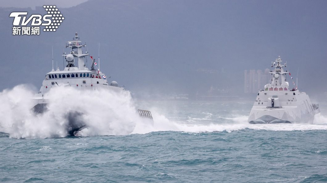 沱江艦、塔江艦海上操演展現機動力。（圖／中央社）