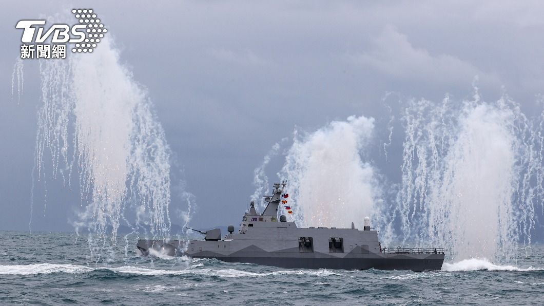 沱江艦模擬發射干擾彈。（圖／中央社）